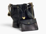 sac à main en cuir noir avec des finitions dorées et une bandoulière en chaîne