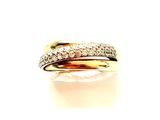 une image d'une bague en diamant sur une surface blanche