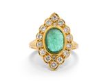 une bague à grappes d'émeraudes et de diamants