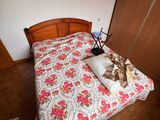 un lit recouvert d'une couette à motifs floraux dans une chambre
