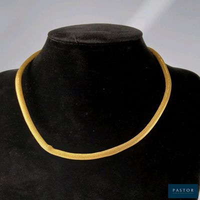 gros plan d'un collier sur un mannequin mannequin