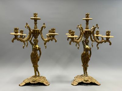 paire de candélabres anciens en laiton, ornés de figurines et de bougies