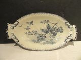 un plat bleu et blanc orné d'oiseaux et de fleurs