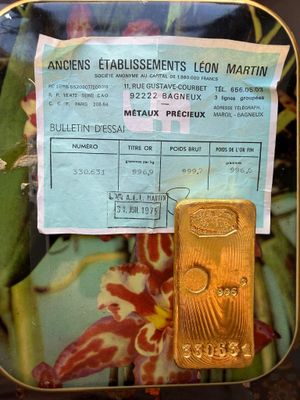 un lingot d'or posé sur un plateau en métal