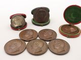 un petit assortiment de pièces posées sur une surface blanche