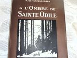 un livre posé sur un lit dans la chambre