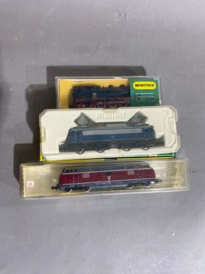 trois petits trains posés les uns sur les autres sur une table