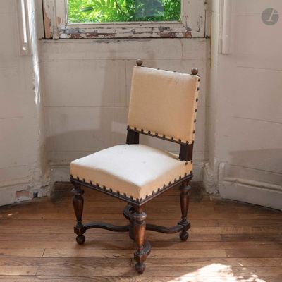 une chaise placée devant une fenêtre dans une pièce