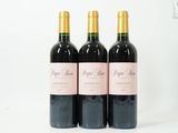 trois bouteilles de vin posées sur une table blanche