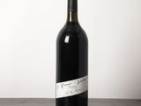 une bouteille de vin posée sur une table