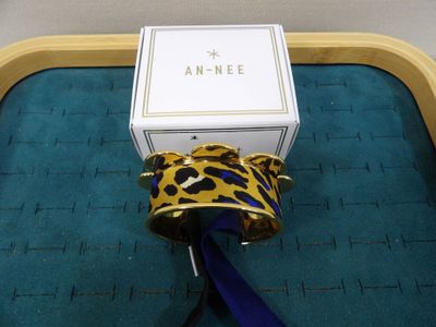 AN-NEE : bracelet modèle fanion en métal doré avec ruban de …