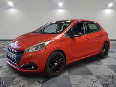 une voiture rouge garée dans un garage au sol en damier
