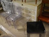 beaucoup de chaises et de tables en plastique dans une pièce