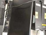 tout un tas de matériel informatique posé sur un bureau