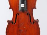 un vieux violon avec un archet accroché à son dos