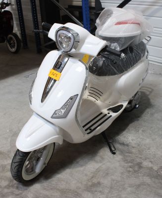 un scooter blanc garé dans un garage
