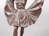 statue en bronze représentant une femme tenant un éventail, posée sur un socle en marbre