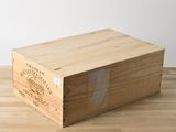 une caisse en bois posée sur un parquet