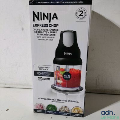 une boîte contenant un hachoir-mixeur Ninja Express posée sur le plan de travail
