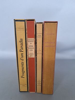 trois livres sont empilés sur une table