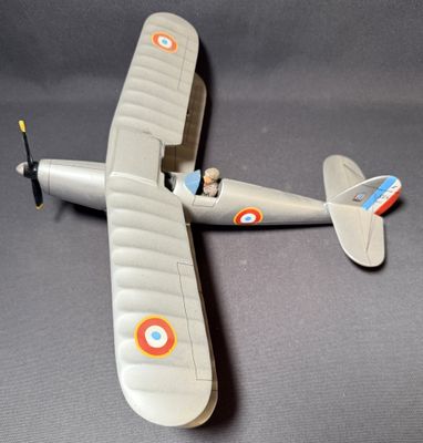 un avion jouet posé sur une table