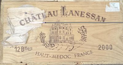 une boîte en bois avec une étiquette posée sur une table