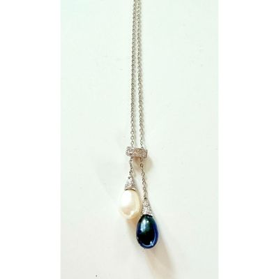un gros plan d'un collier composé d'une perle et d'une chaîne