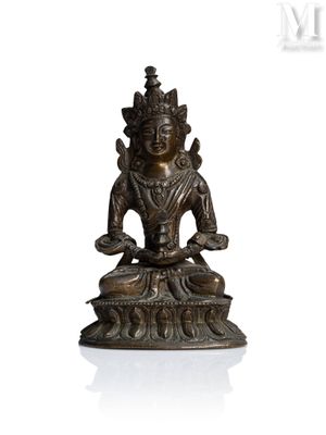 une image représentant une statue en bronze d'une personne assise sur un lotus