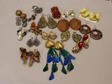 de nombreux types de boucles d'oreilles sur la table
