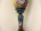 un vase posé sur une étagère dans une pièce