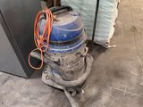une machine posée par terre à côté d'un matelas