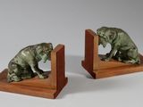 paire de serre-livres en bronze représentant un ours et son ourson, montés sur des socles en bois