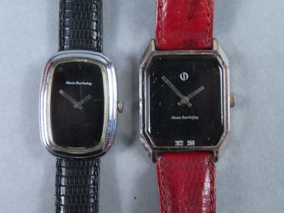 deux montres assises l'une à côté de l'autre sur une table