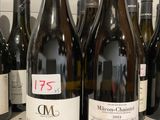 plusieurs bouteilles de vin sont alignées sur une table