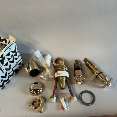 plusieurs objets posés ensemble sur une table