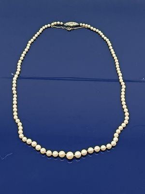 un collier de perles sur fond bleu