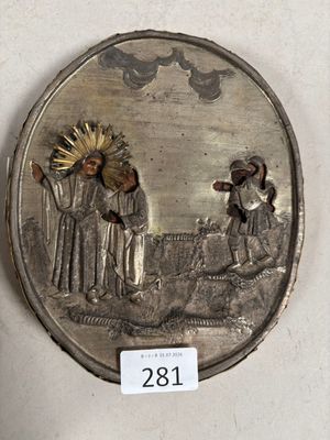 une image représentant une assiette en argent sur laquelle figurent un homme et une femme