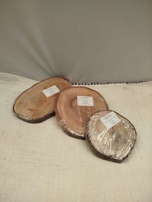 trois morceaux de bois posés sur un lit