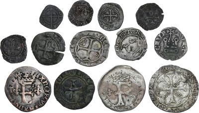 une image représentant une collection de pièces de monnaie anciennes sur fond blanc