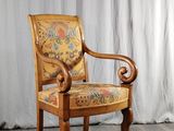 une chaise placée devant un rideau