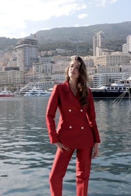 une femme debout sur un bateau dans l'eau