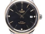 le cadran noir d'une montre se détache sur un fond blanc