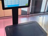 une image représentant une balance sur laquelle est posé un ordinateur portable