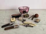 de nombreux objets différents posés sur une table