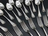 beaucoup de cuillères et de fourchettes sur la table
