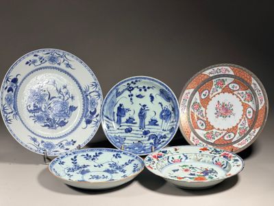 six assiettes bleues et blanches ornées de motifs, posées sur une table