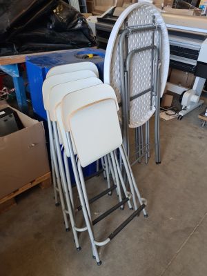 many chairs that are sitting in a room together