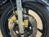 un gros plan d'un pneu de moto dans la rue