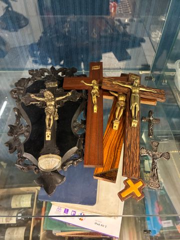 Lot de crucifix, bénitier et croix religieuse