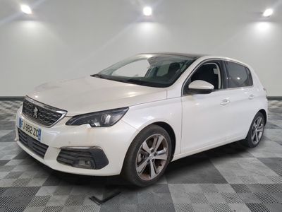 la voiture blanche est garée sur un carrelage à carreaux